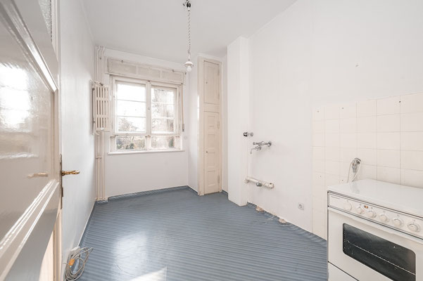 Küche der 2-Zimmer-Wohnung in Berlin-Mariendorf mit großem Fenster
