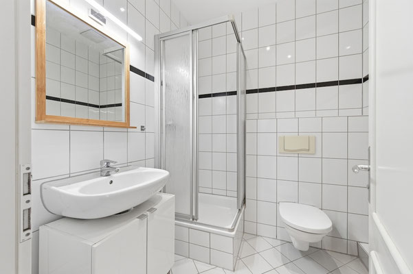 Funktionales Badezimmer der Altbauwohnung in Berlin-Prenzlauer Berg mit Dusche