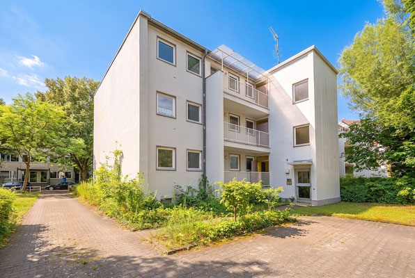 Außenansicht des Wohnhauses in Berlin-Zehlendorf mit Balkonen und begrüntem Umfeld