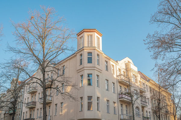 Außenansicht eines modernisierten Altbaus in Berlin-Spandau Wilhelmstadt mit Dachgeschosswohnung zum Kauf