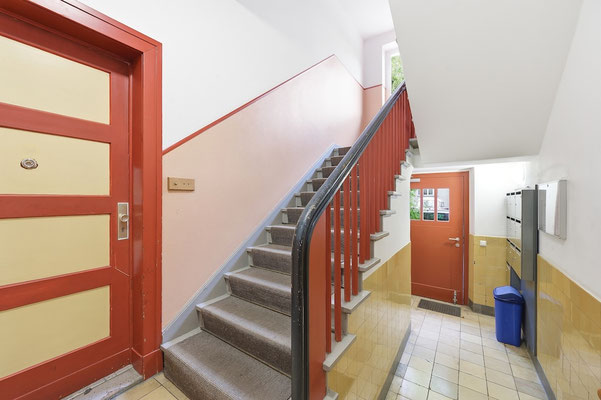 Treppenhaus mit historischen Details in einer Wohnanlage von 1929