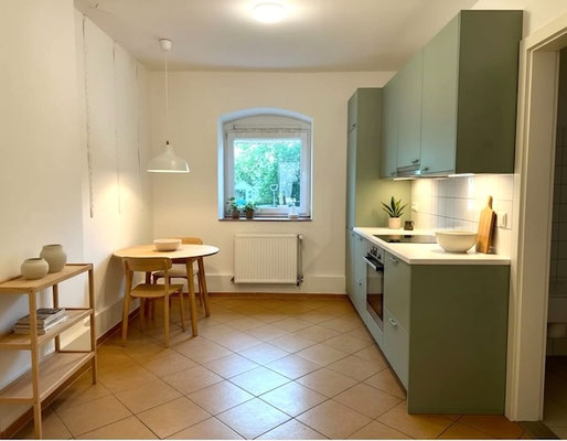 Separate Küche der 3-Zimmer-Altbauwohnung in Berlin-Steglitz mit klassischer Raumaufteilung