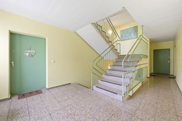 Treppenhauszugang zur vermieteten 1-Zimmer-Wohnung in der 3. Etage in Berlin-Zehlendorf