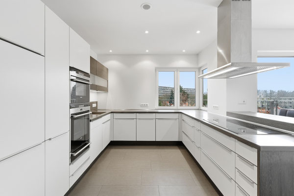 Moderne offene Einbauküche im exklusiven 4-Zimmer-Penthouse in Berlin-Lichterfelde