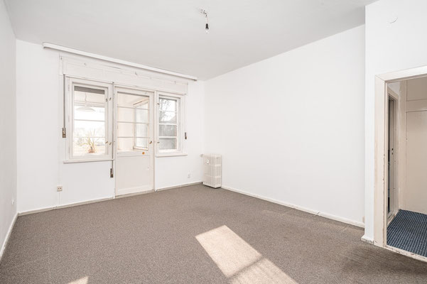 Wohnzimmer mit Zugang zur Loggia und Blick ins Grüne in Berlin-Mariendorf