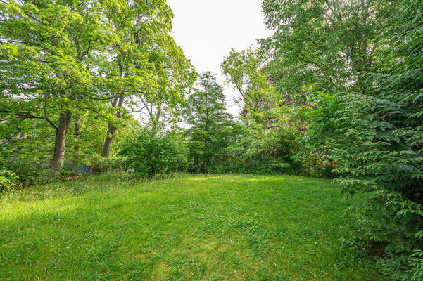 Ruhige Gartenseite der Wohnanlage in Berlin-Zehlendorf als Umfeld der vermieteten Kapitalanlage