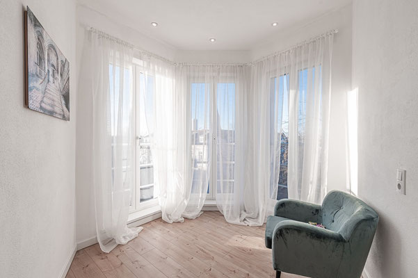 Moderner Wohnbereich mit Laminatboden in einer Dachgeschosswohnung nahe Pichelsdorfer Straße