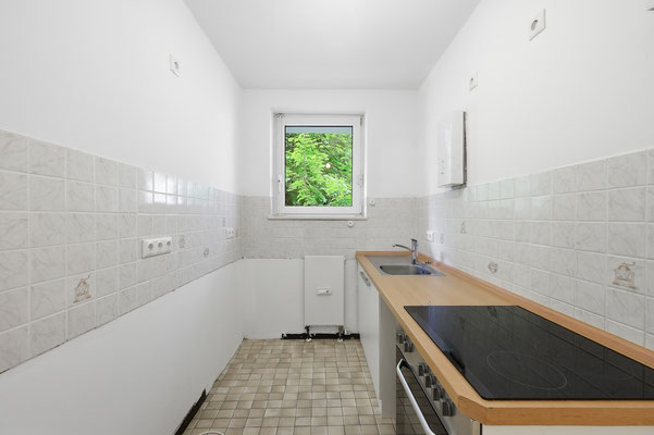 Separate Küche der 1-Zimmer-Wohnung in Zehlendorf mit Einbauküche und Fenster