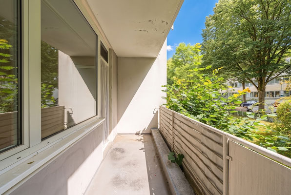 Balkon der bezugsfreien Wohnung in Zehlendorf mit Blick ins grüne Wohnumfeld