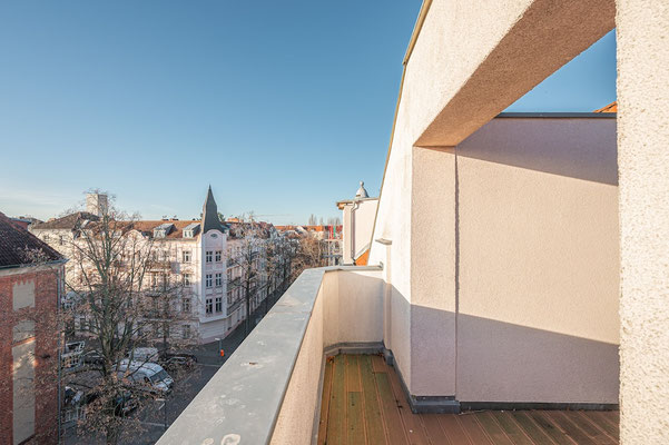 Ruhige Dachterrasse mit geschützter Privatsphäre in einer Wohnung in Berlin-Spandau