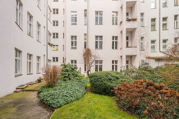 Begrünter Innenhof eines Altbaus in Berlin-Tempelhof nahe Platz der Luftbrücke