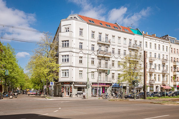 Modernisierter Berliner Altbau in Prenzlauer Berg mit klassischer Fassade und Vorderhauslage