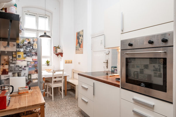 Küche einer 2-Zimmer-Altbauwohnung in Berlin-Tempelhof mit Speisekammer und Oberlichtfenster