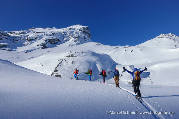 Erste Sonnenstrahlen nach zwei Stunden Aufstieg bei -20 Grad. Piz d'Emmat Dadaint, 2019, Graubünden