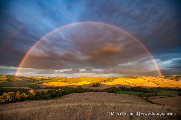 Regenbogen über dem Val d'Orcia, Toscana, Italien