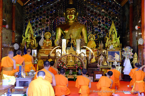 Mönche beim Gebet im Wat Phra That Doi Suthep