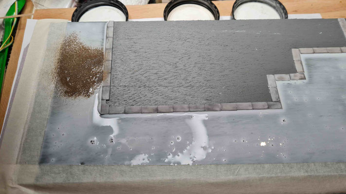 Erste Fläche mit Leim versehen, aufbringen des Materials
