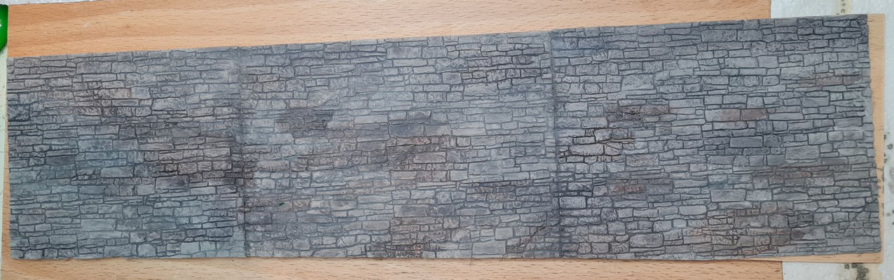 Farblich nachgearbeitete Bruchsteinmauer