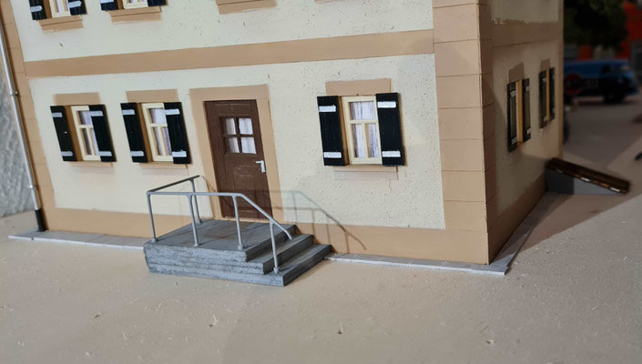 Treppe mit Geländer an Gaststätte fixiert
