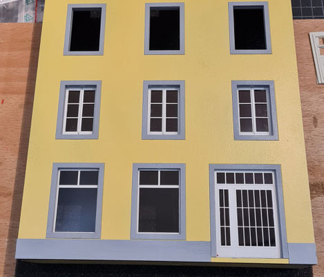 Türe und erste Fenster eingesetzt