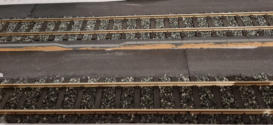 Bahnsteigleiste verklebt