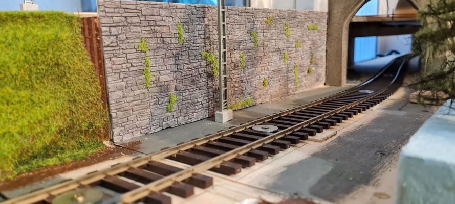 Stellprobe der Bruchsteinmauer in der Anlage