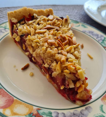 Der frisch gebackene "Richtfestkuchen" der Bahndirektorin