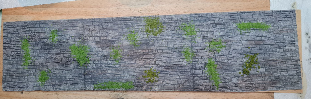 Grob aufgebrachtes Grün an der Mauer (Aufnahme im Hobbyraum)
