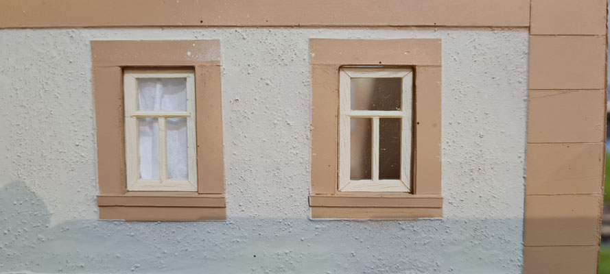 Im Vergleich ein Fenster mit und eines ohne Vorhang