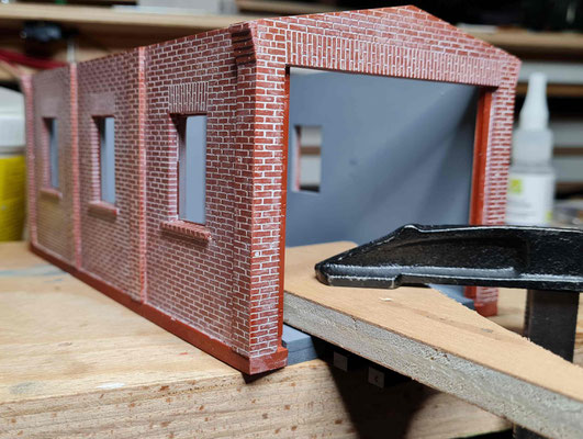 Zweite Seite der Frontwand wird verklebt