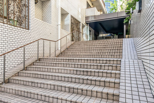 エントランス階段　2025年10月17日撮影