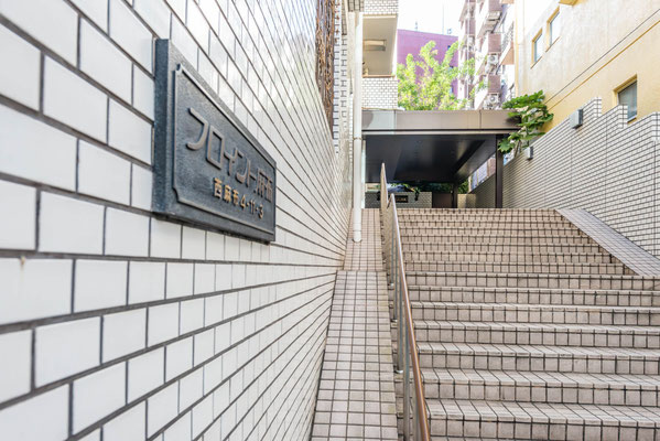 エントランス階段　2025年10月17日撮影