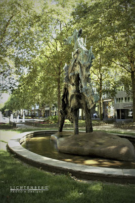 Gothaer Brunnen (Fischbrunnen), Bronze auf Granit, Elisabeth Baumeister-Bühler, Köln