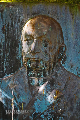 Julius Niepraschk, Gründungsdirektor der Flora von 1862 bis 1890, Bronzerelief
