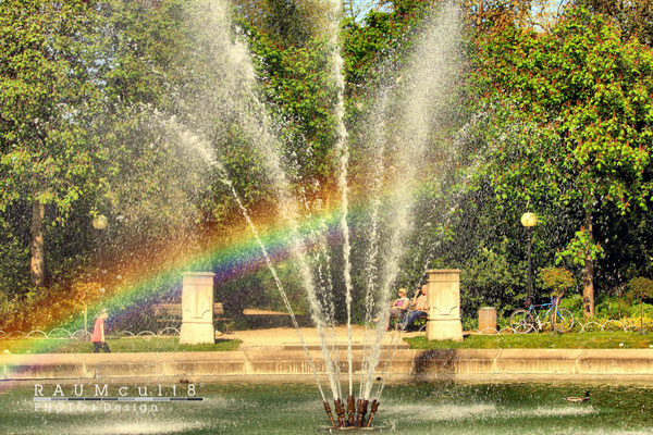 Springbrunnen und Regenbogen