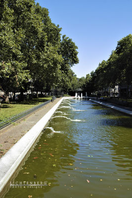 Brunnenanlage mit Weg, Köln