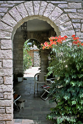 Gr Thessalien - Tor mit Blumen