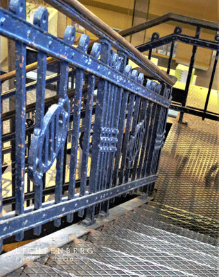 Altes Industriegeländer in Blau & Gold
