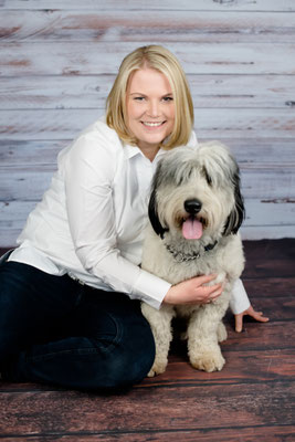 Vera Wigbels mit Therapiebegleithund Frodo, Logopädin, Geschäftsführung