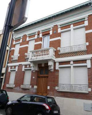 1923, Cournac architecte et propriétaire. Beau vitraux derrière les volets.