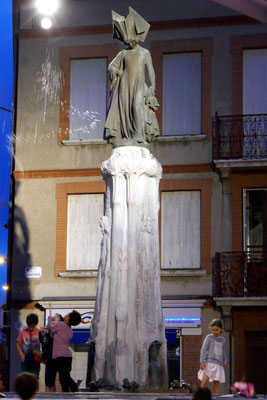 Un "pistolet" qui tire aussi haut que la statue !
