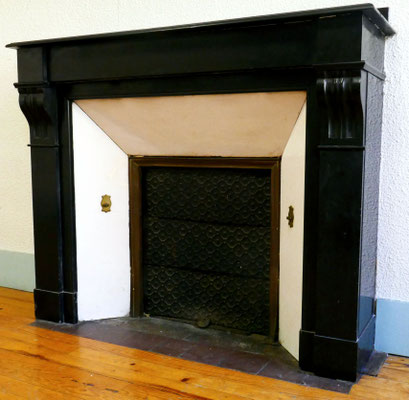 Le noir était vraiment à la mode, et pas les fioritures, pour cette cheminée de la maison de quartier