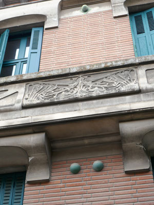 Rue Perbosc, belle façade 1900, avec cabochons montés collés au mur ou avec un relief qui renforce l'ombre. Balcon en pierre (reconstituée ?)