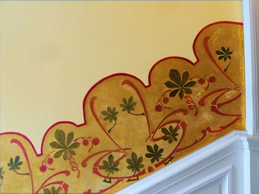 Feuilles et bogues de marronier, et fleurs, hors champ. Bd Matabiau