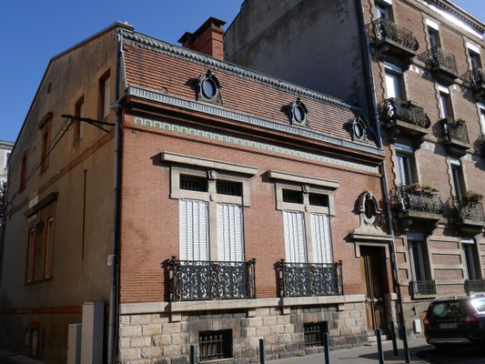 Rue de la Balance. Frise de céramique, vitraux.