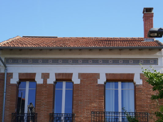 Rue de Coulmiers. H. Masquet, architecte 1926. Longue frise en mosaïque.