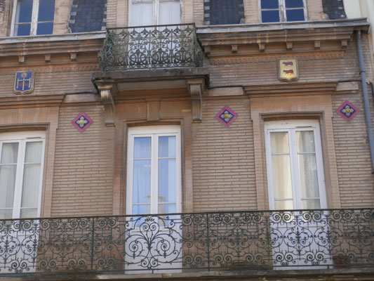 Façade très soignée : cabochons, mosaïques (37 rue de la Balance, architecte Frézoul vers 1910)