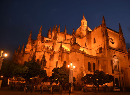 De verlichte kathedraal de 'Santa Maria de Segovia'