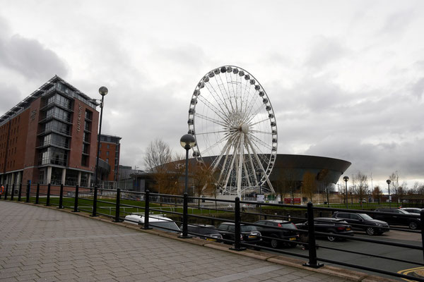 Ferris Wheel en Echo Arena net voor het Albert Dock