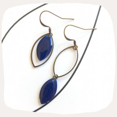 boucles d'oreille asymétriques bleu laiton